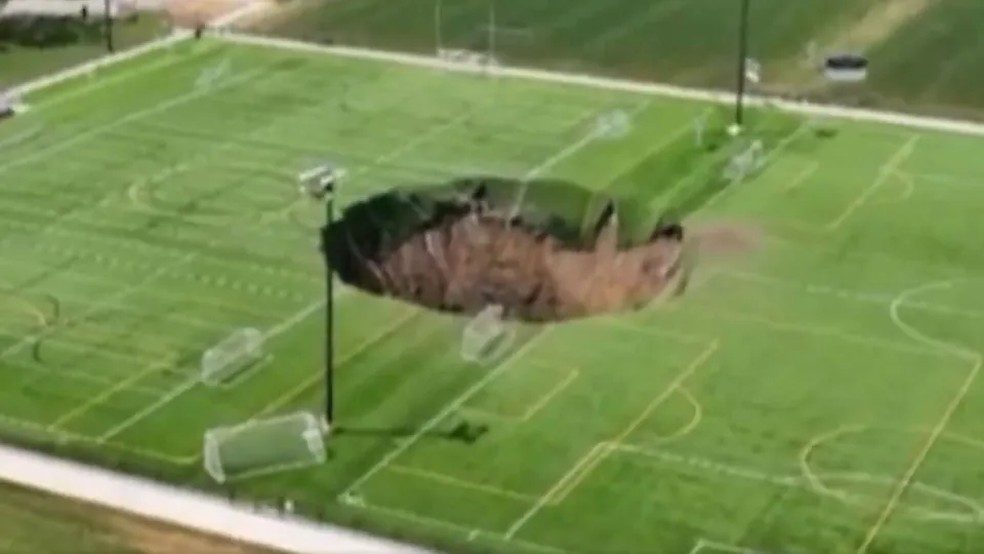 Cratera no meio de campo de futebol nos EUA — Foto: Reprodução