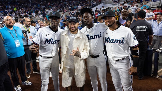Leva jeito? Neymar participa de partida de beisebol em Miami; veja - Foto: (Brennan Asplen/Getty Images)