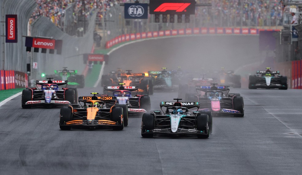 George Russell ultrapassa Lando Norris na largada do GP de São Paulo de Fórmula 1 — Foto: Reuters