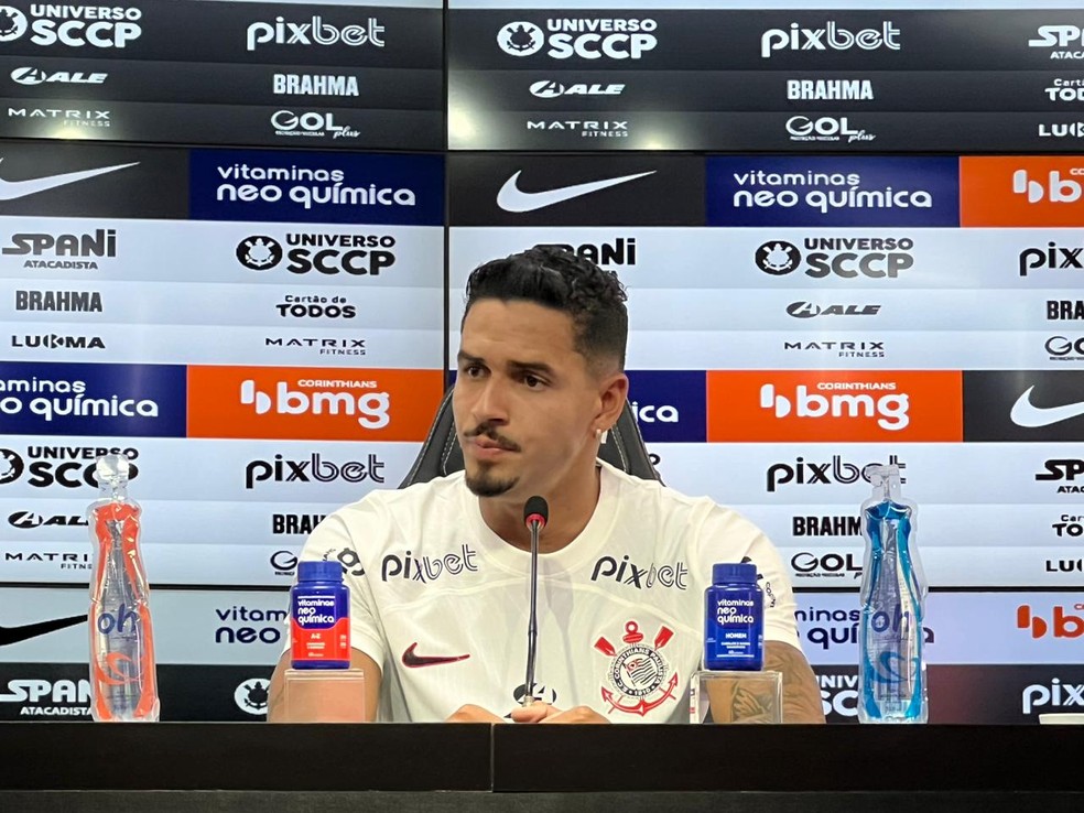 Lucas Veríssimo é apresentado no Corinthians — Foto: Yago Rudá