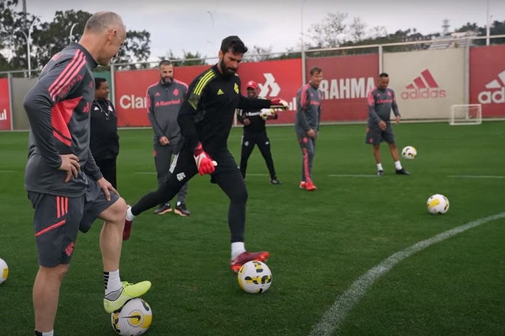 Alisson e Taffarel participam de treinamento no Inter: unidos pela origem colorada — Foto: Reprodução/Canal do Inter
