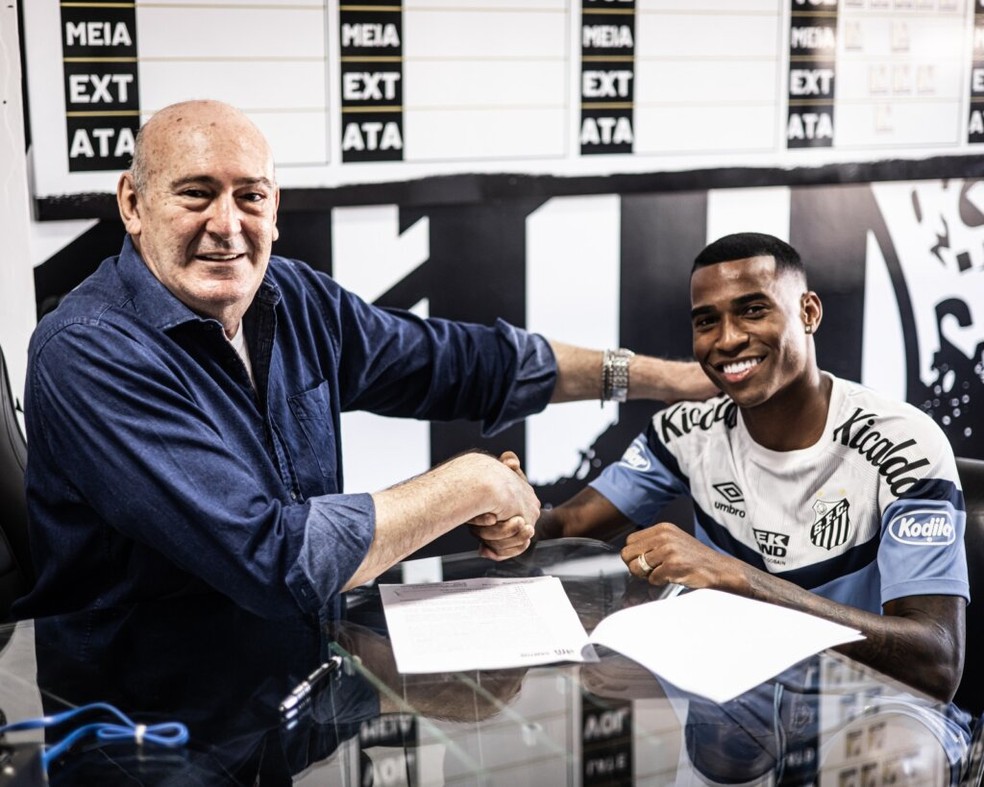 O presidente do Santos, Andres Rueda, e o volante Jean Lucas — Foto: Raul Baretta/ Santos FC