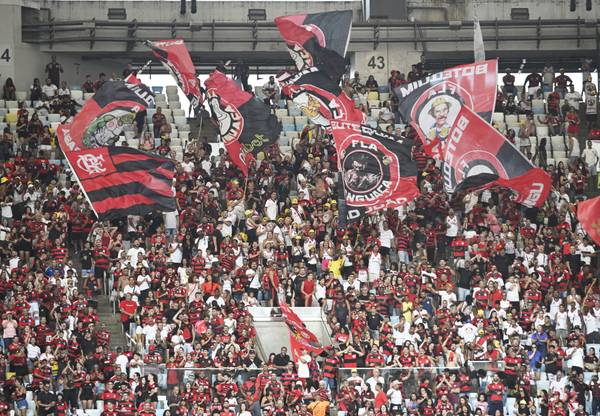 Torcida do Flamengo protesta contra time e diretoria na volta ao Maracanã após o vice da Copa do Brasil