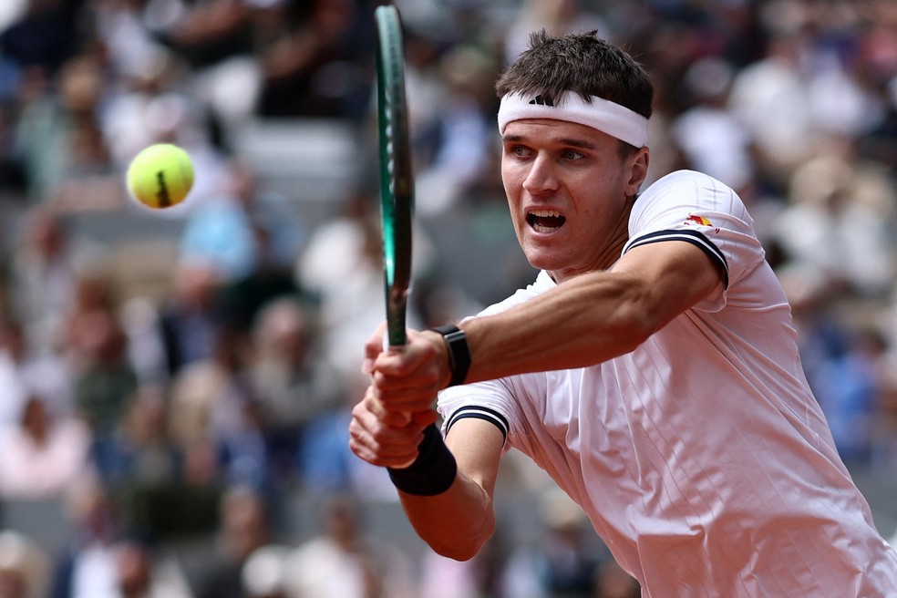 Jakub Mensik rebate bola na partida de Roland Garros contra Zverev