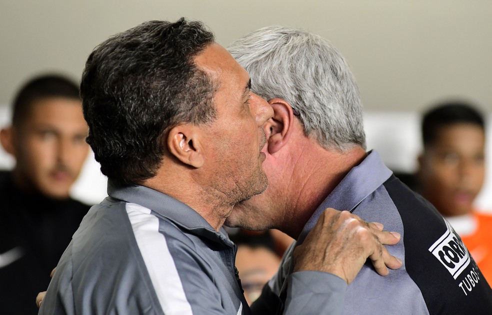 Vanderlei Luxemburgo e Odair Hellmann eram os técnicos do último Santos x Corinthians — Foto: Marcos Ribolli