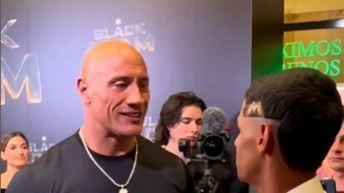 VÍDEO: Luva de Pedreiro se encontra com The Rock, ator e ex-lutador