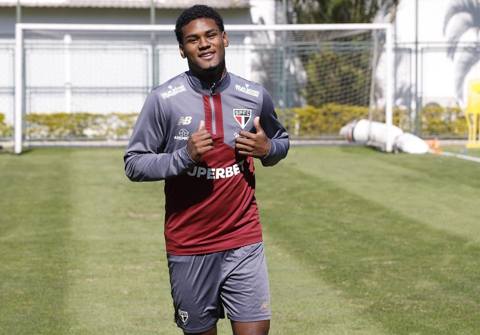 REFORÇOS PARA CRESPO! Lucas e Ferreira se destacam em treino com bola no São Paulo; estão voltando?