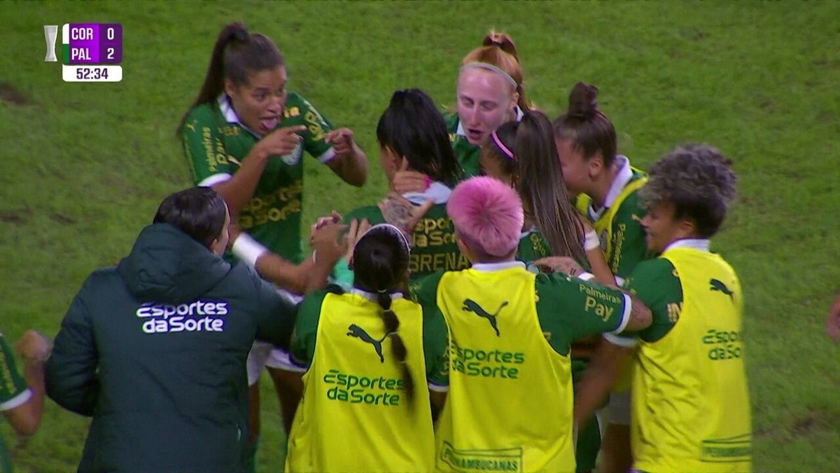 Dérbi entre Corinthians e Palmeiras no Paulista Feminino: Gol quase do meio de campo.