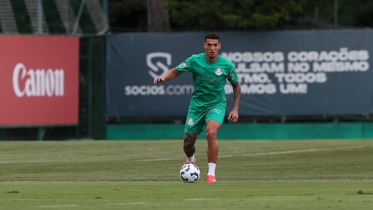 Palmeiras encaminha venda do zagueiro Naves ao Necaxa, do México