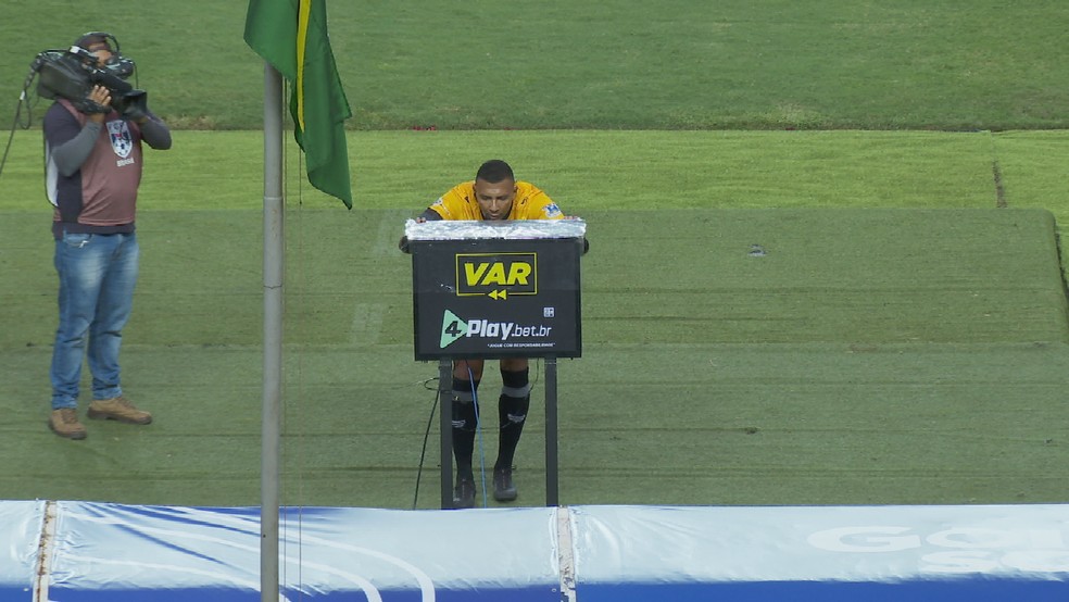 Anderson Gonçalves foi o árbitro do clássico entre Vila Nova e Goiás — Foto: Reprodução / TV Anhanguera