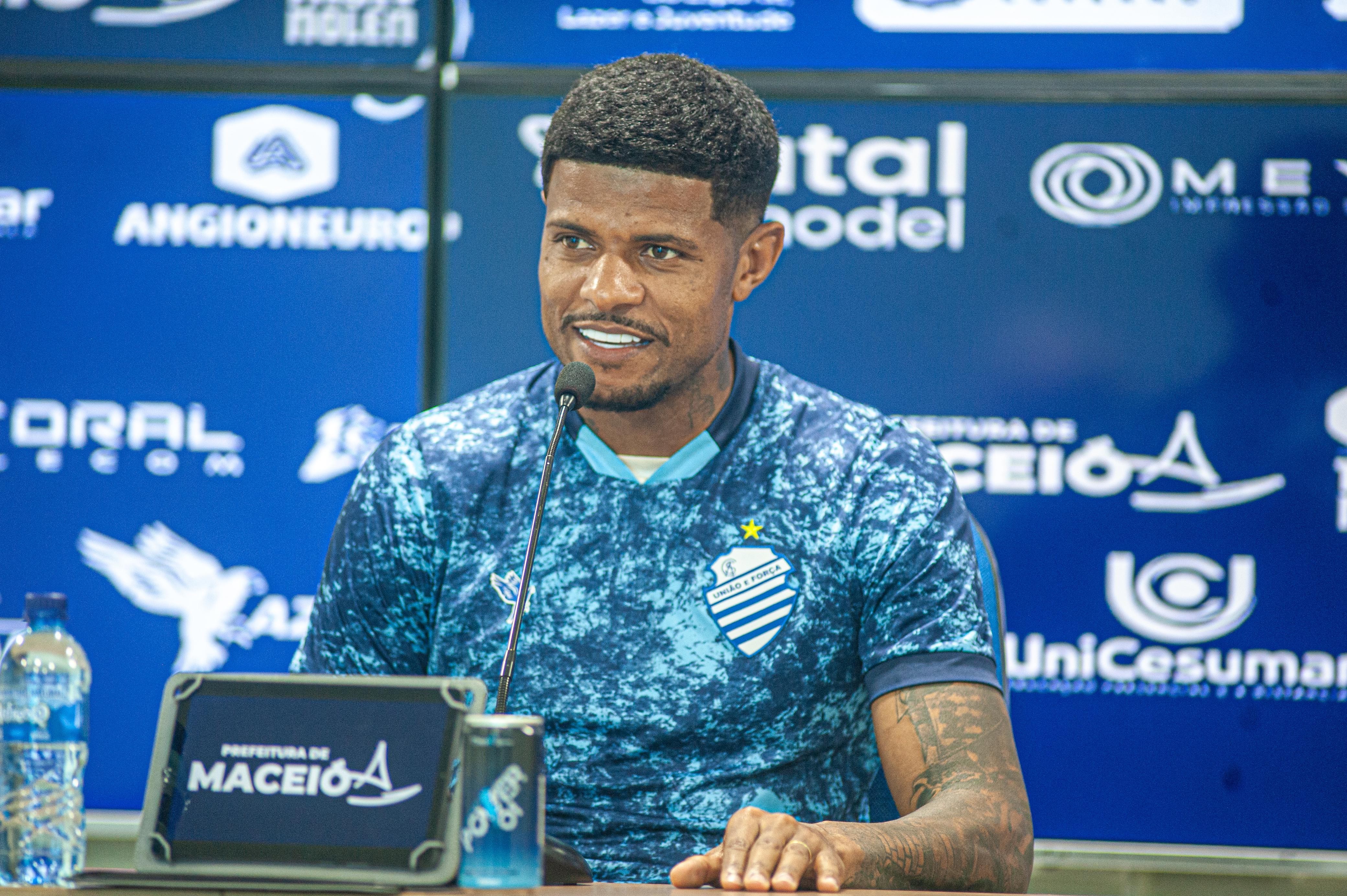 Tiago Marques é relacionado e viaja com o elenco do CSA | Ge