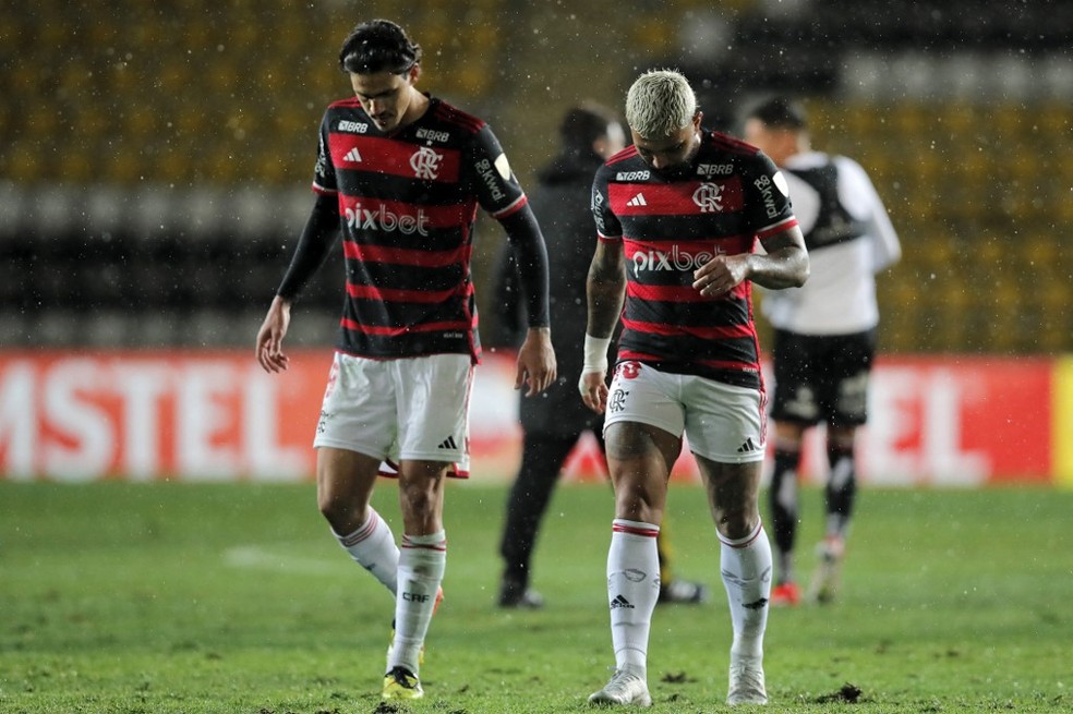 Pedro e Gabigol cabisbaixos após derrota do Flamengo para o Palestino — Foto: Javier TORRES / AFP