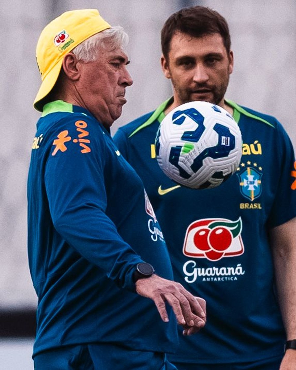 Carlo Ancelotti controla a bola em treino da Seleção — Foto: Léo Sguaçabia/ SGUACABIAFOTO
