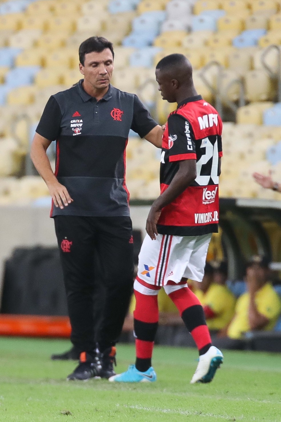 Vinicius conversa com Zé Ricardo antes de entrar no jogo — Foto: Gilvan de Souza