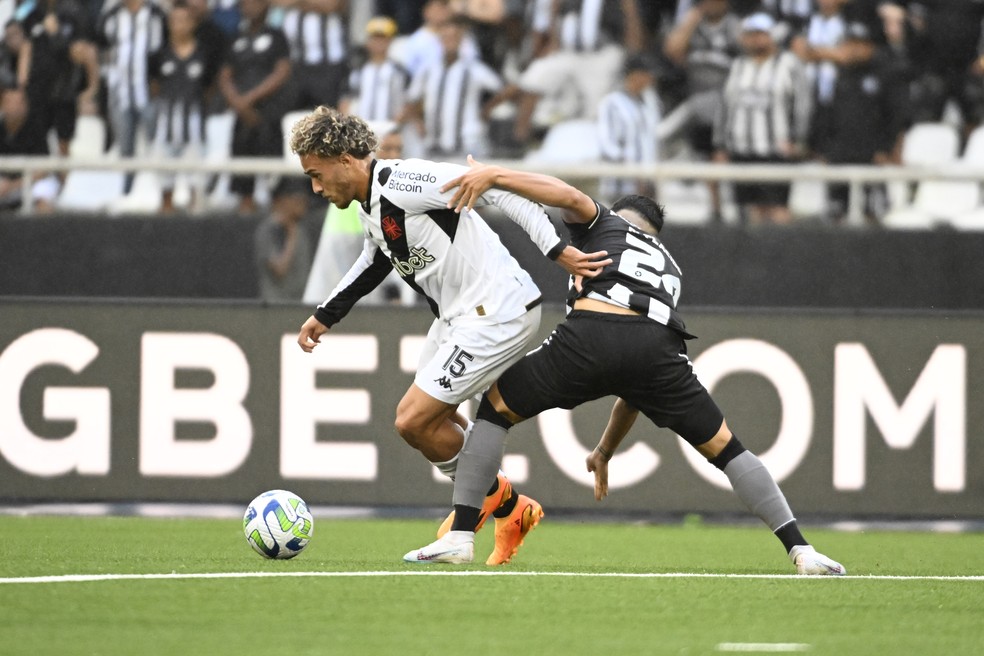Figueiredo, do Vasco, em a��o contra o Botafogo � Foto: Andr� Dur�o