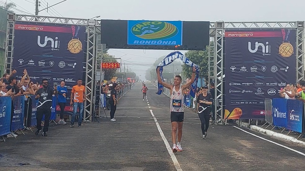Atleta segura a faixa em chegada da Marco Zero — Foto: Agnaldo Martiolli/Reprodução