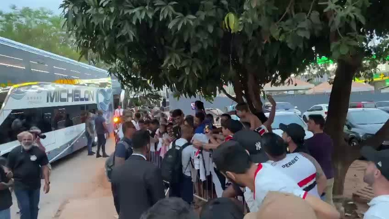 Lucas Moura atende torcedores na chegada do São Paulo a Brasília