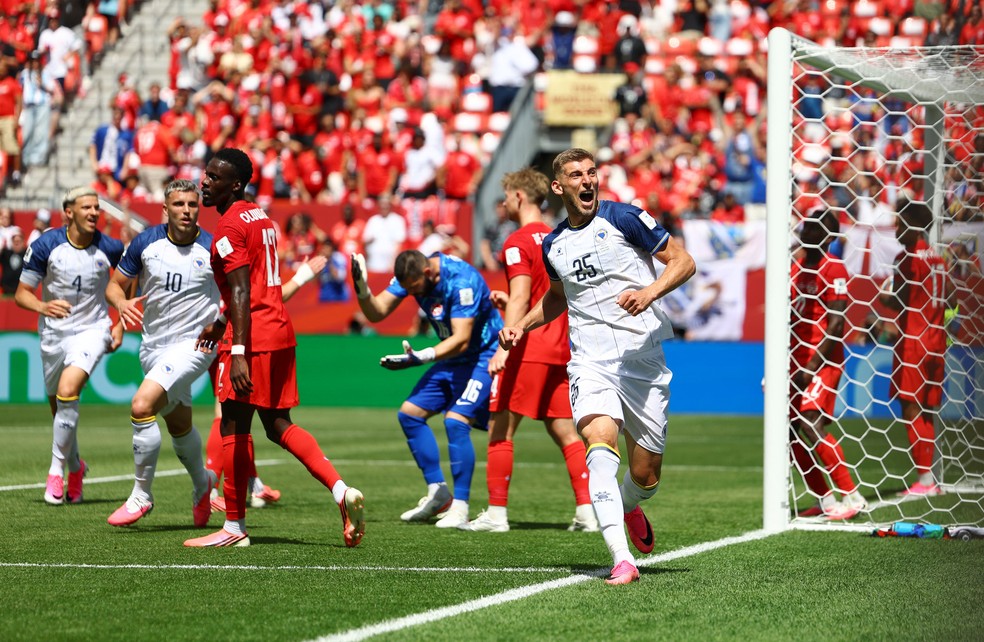 Lukic em Canadá x Bósnia — cabeçada no jogo