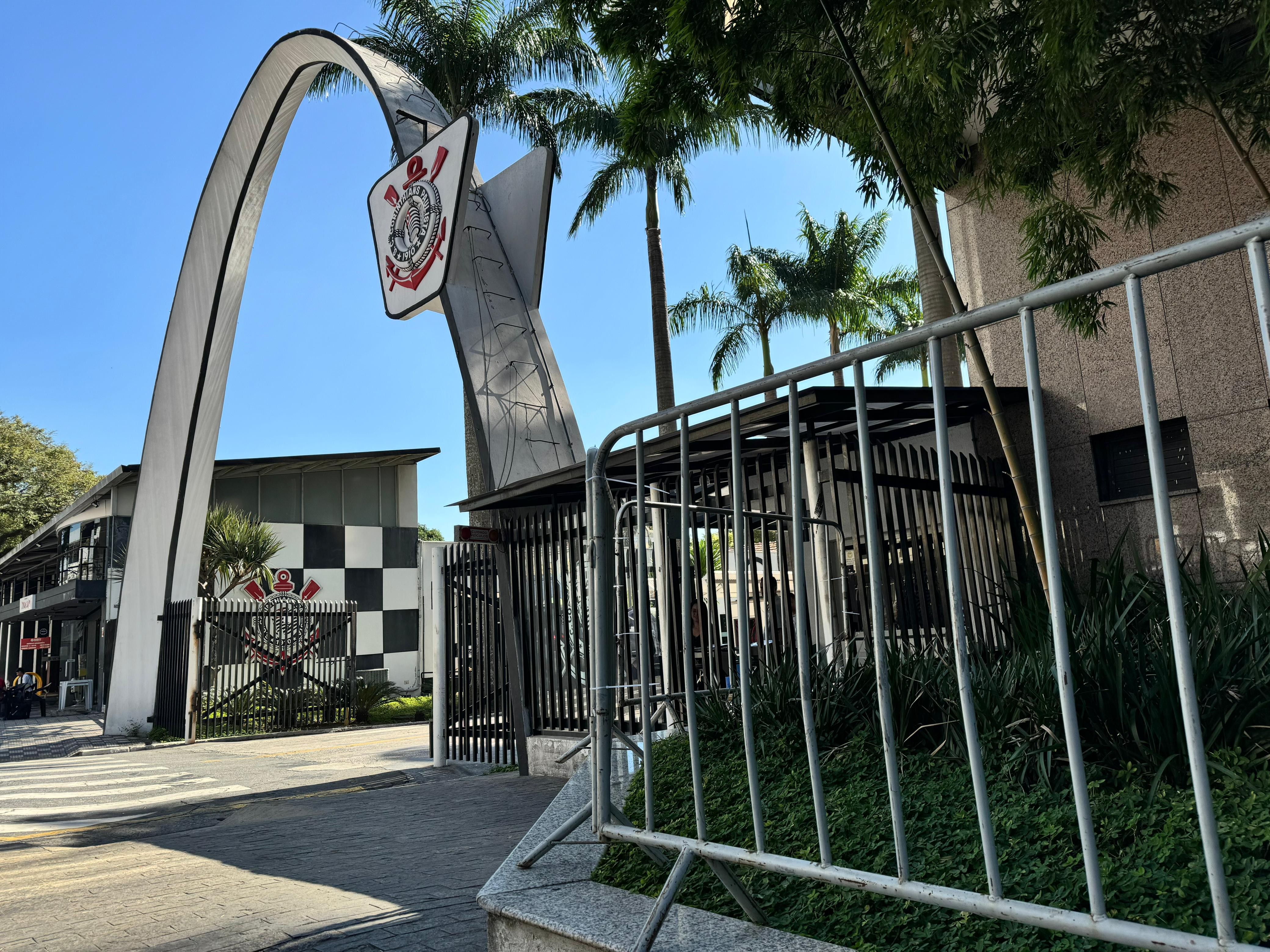 Consultoria vê contratos lesivos ao Corinthians e faz sugestões