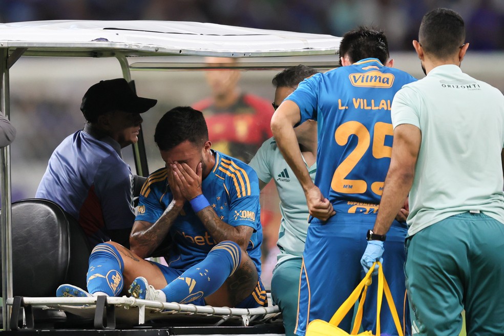 Matheus Henrique, do Cruzeiro, deixa o campo chorando — Foto: Gilson Lobo/AGIF