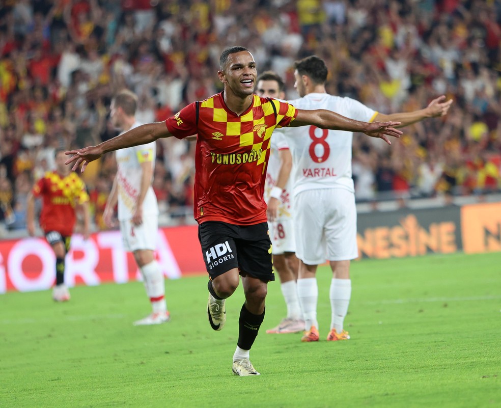 Juan comemora gol pelo Goztepe, da Turquia