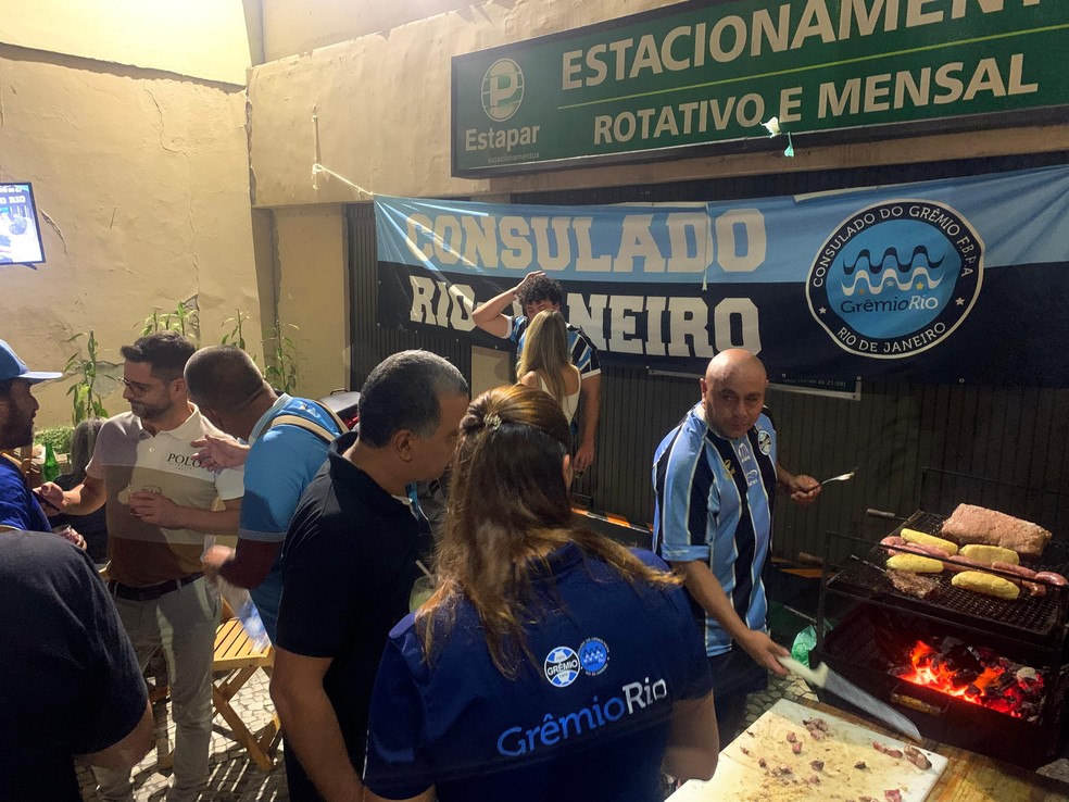 Torcedores do Grêmio se reúnem em consulado no Rio de Janeiro — Foto: João Victor Teixeira