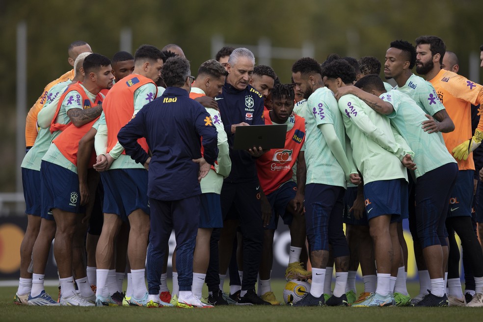 Tite exibe vídeo aos jogadores da Seleção com notebook — Foto: Lucas Figueiredo / CBF