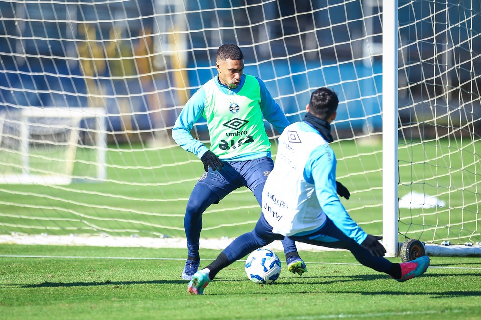 Lucas Esteves é preparado para substituir Marlon contra o Cruzeiro — Foto: Lucas Uebel / Grêmio Divulgação