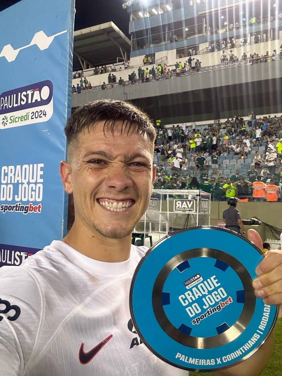 Rodrigo Garro com troféu de craque do jogo em Palmeiras x Corinthians