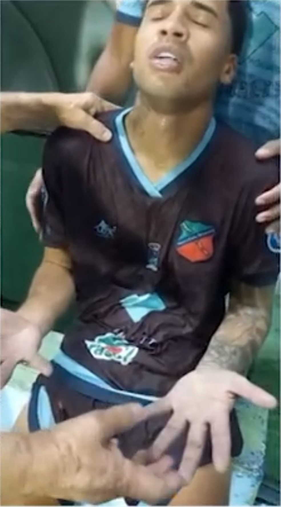 Wallace, meia do Humaitá, passa mal durante intervalo de jogo contra o Trem-AP pela Série D — Foto: Reprodução/Rede Amazônica Acre