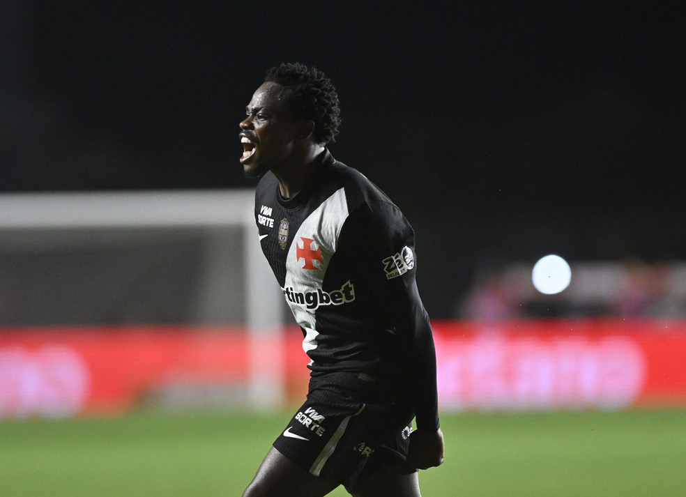 Andr�s G�mez comemora gol marcado em Vasco x Vit�ria, pela Copa do Brasil � Foto: Andr� Dur�o