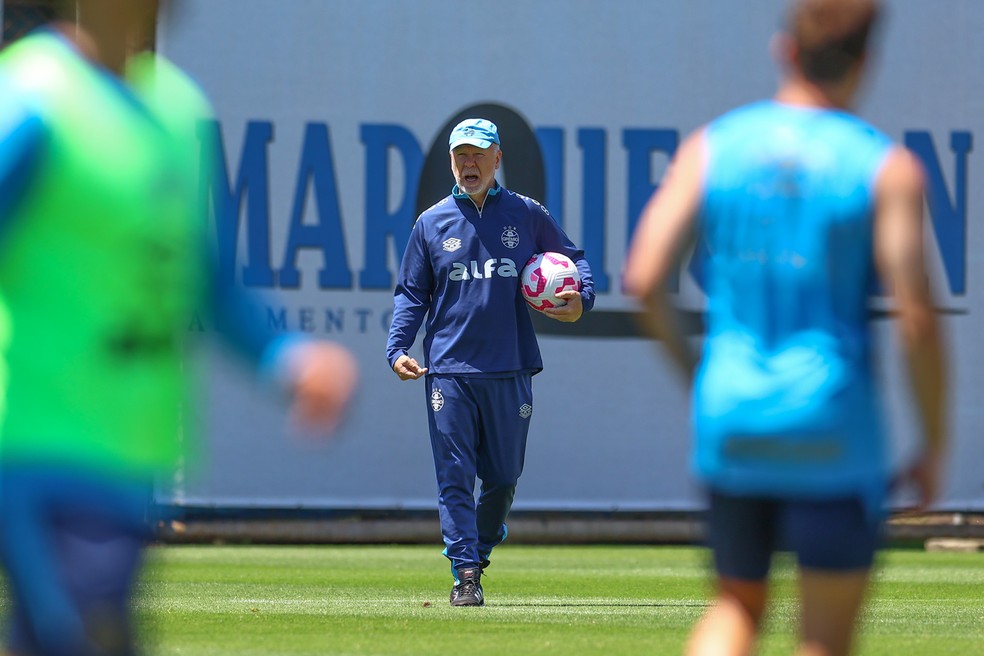 Mano Menezes em treino do Grêmio — Foto: Rodrigo Fatturi/Grêmio