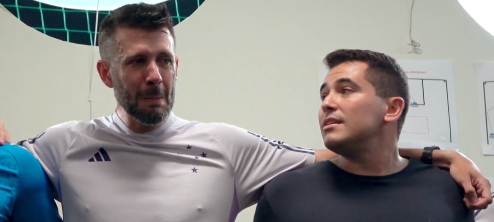 Pezzolano se emociona no vestiário em despedida do Cruzeiro — Foto: Reprodução