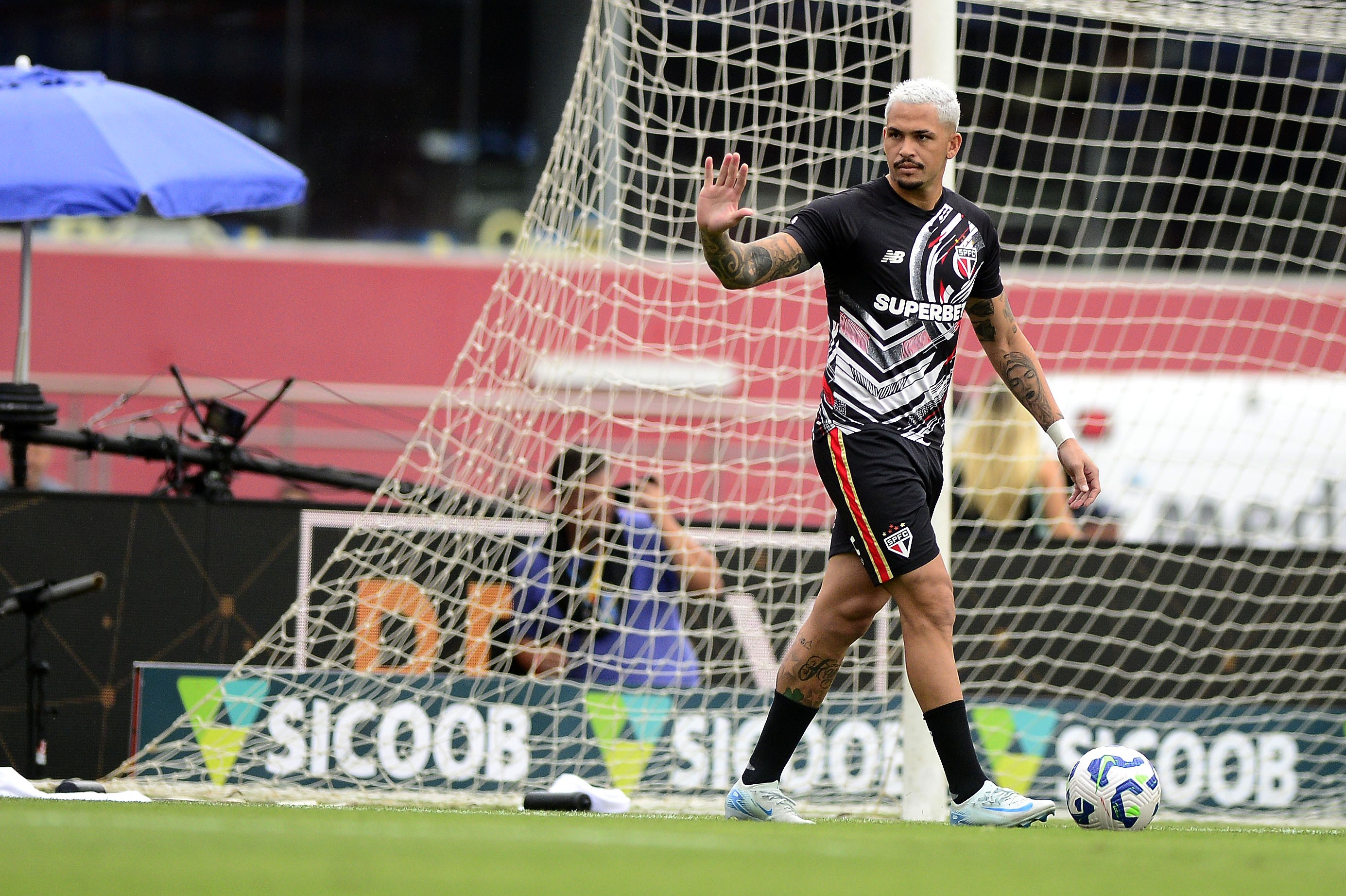 Luciano pode atuar como centroavante no São Paulo com a ausência de Calleri