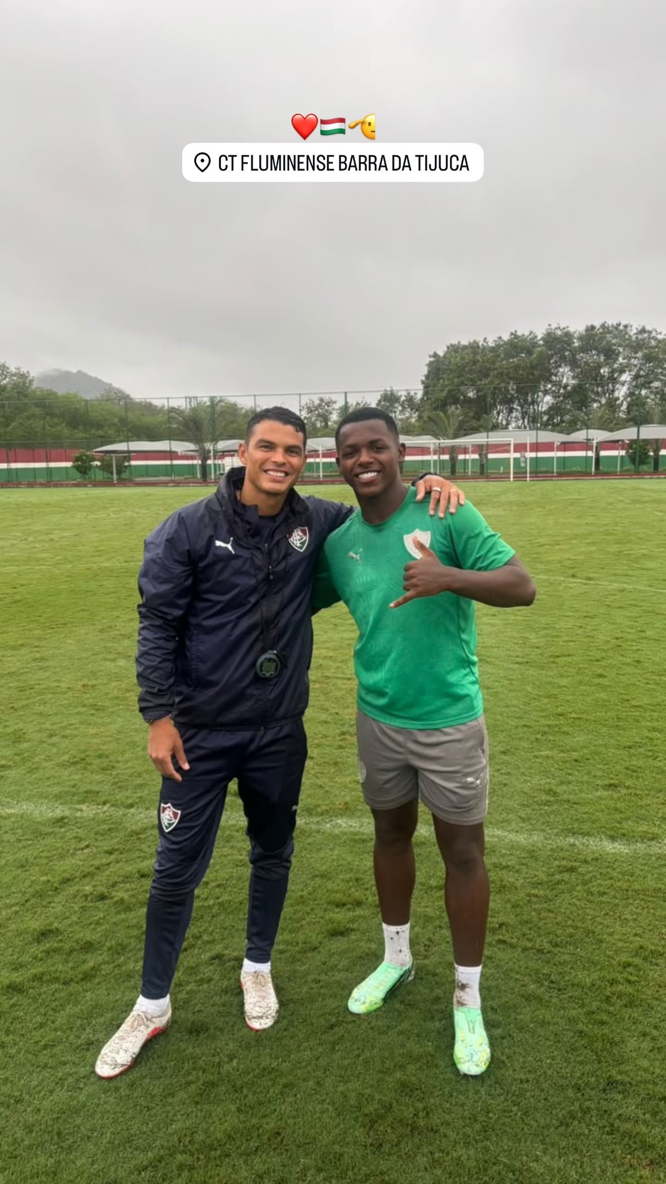 Thiago Silva vive dia de treinador e comanda atividade de jogadores do sub-17 do Fluminense