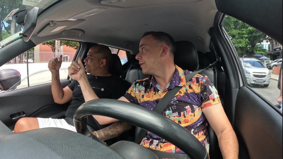 Walter e Tiago Medeiros em quadro carona do ge sendo tietados no Recife — Foto: Reprodução/Globo