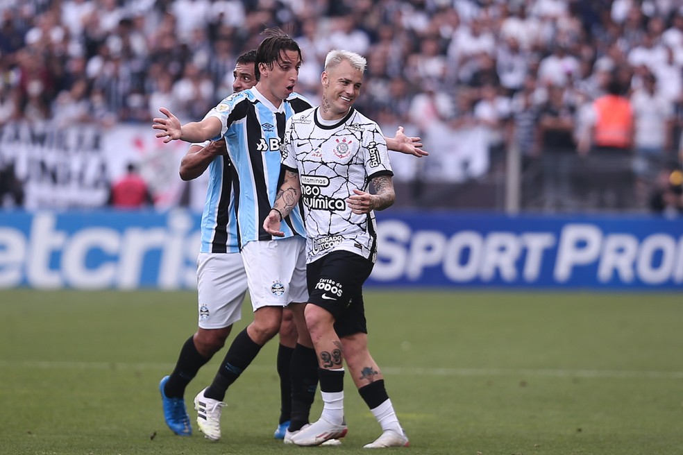 Geromel e Róger Guedes em Corinthians x Grêmio em 2021 — Foto: Ettore Chiereguini/AGIF