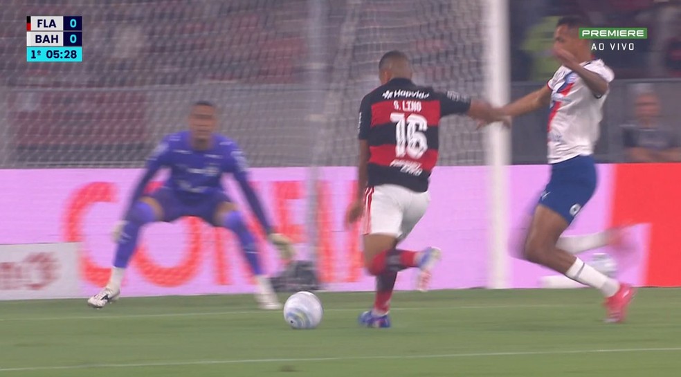 Chance perdida por Samuel Lino em Flamengo x Bahia � Foto: Reprodu��o / Premiere