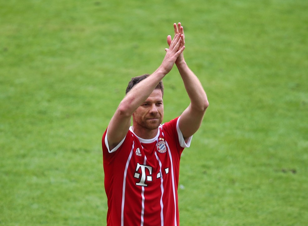 Xabi Alonso encerrou a carreia de jogador no Bayern de Munique, em 2017 — Foto: Reuters