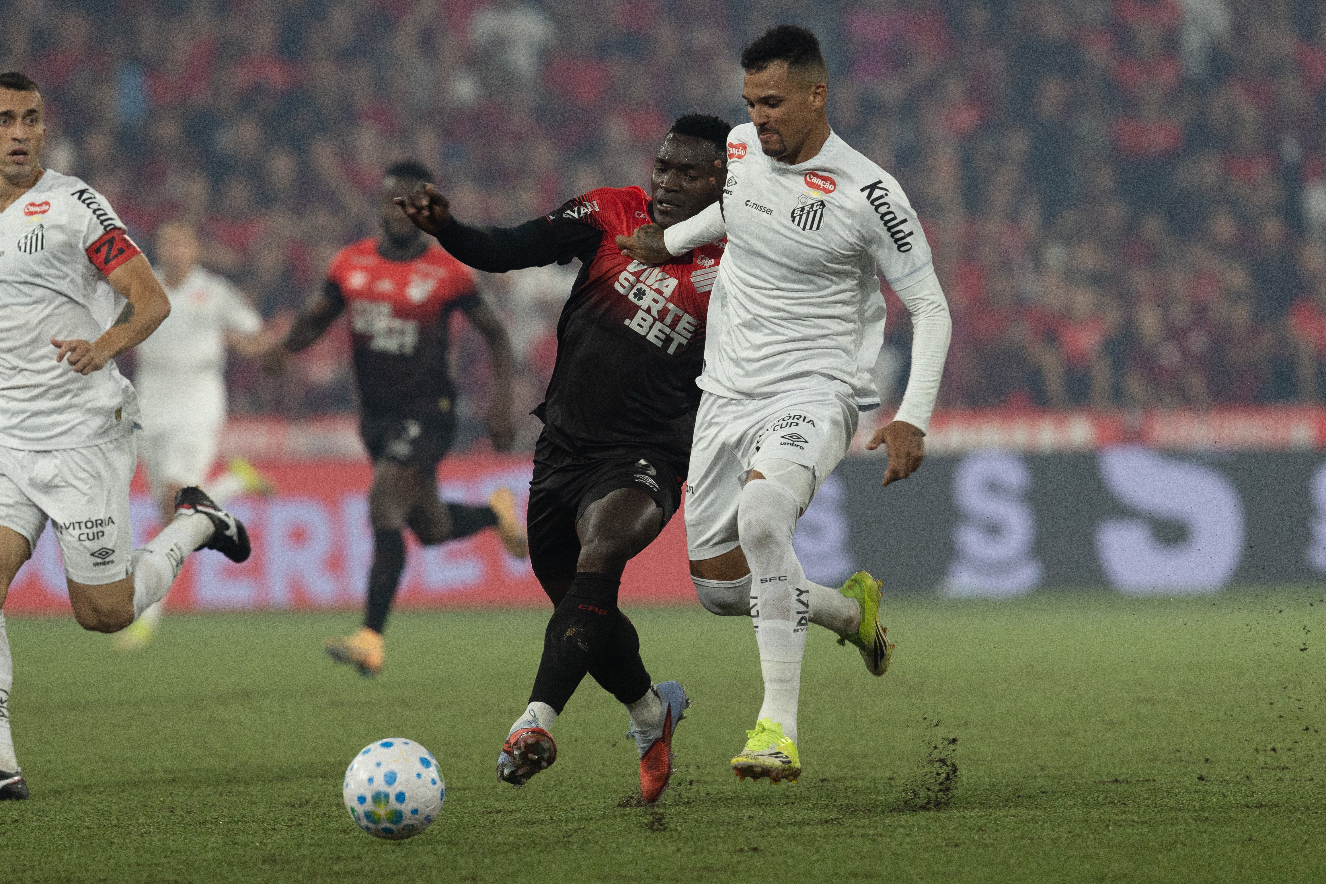 Remo está perto de fechar com zagueiro do Santos