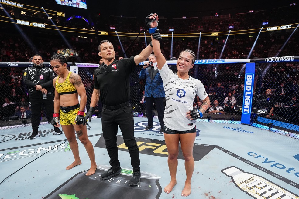 Tracy Cortez venceu Viviane Araujo por decisão unânime (triplo 30-27) — Foto: Jeff Bottari/Getty Images