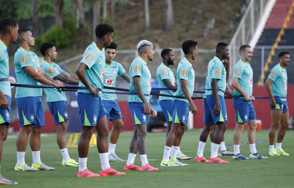 Seleção brasileira treinou no Barradão, em Salvador, neste domingo — Foto: Rafael Ribeiro/CBF