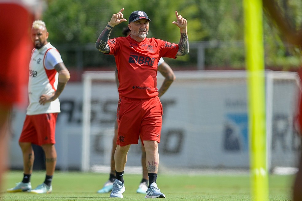 Jorge Sampaoli pede respeito pela bola em treino do Flamengo — Foto: Marcelo Cortes/Flamengo