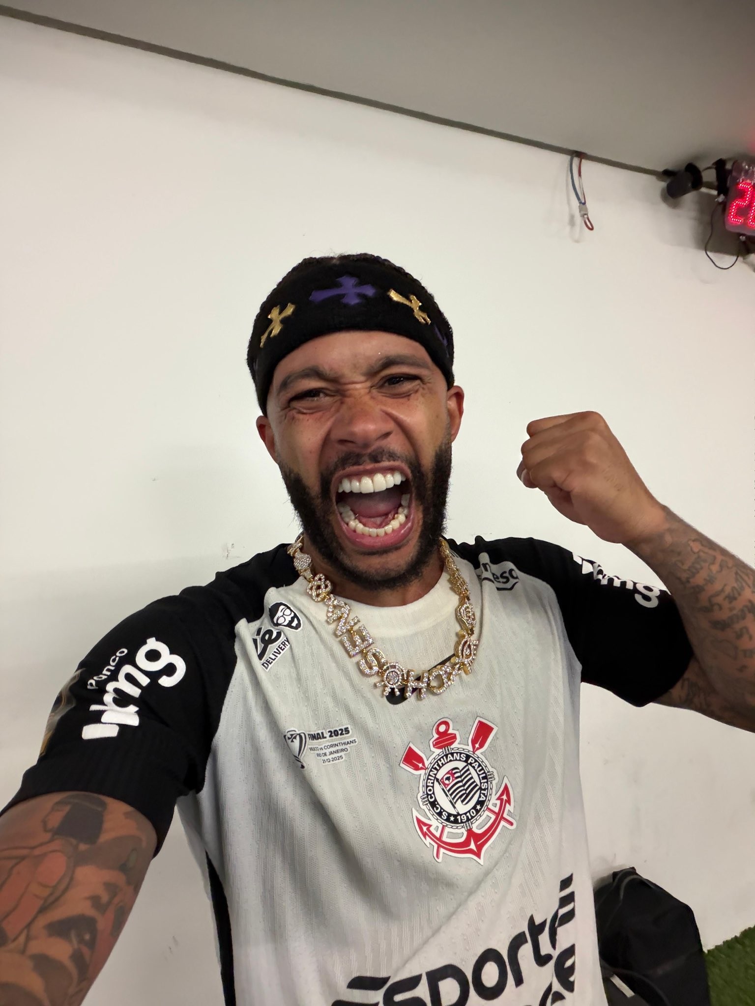 Corinthians anuncia renovação do contrato de Memphis Depay