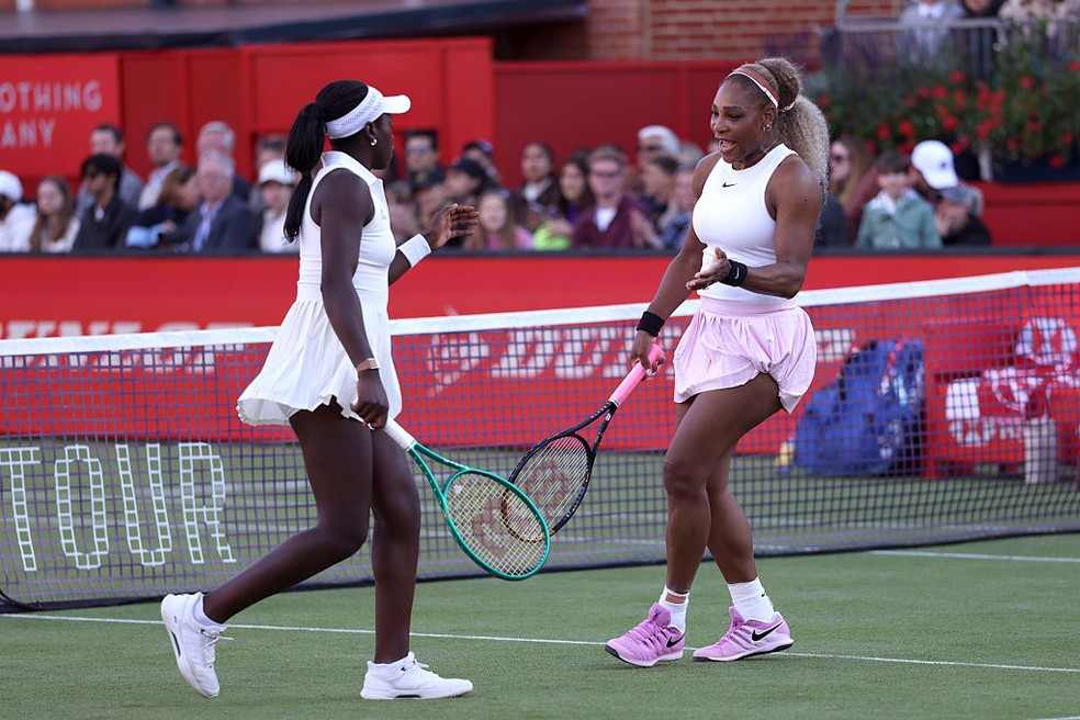 Victoria Mboko e Serena Williams vencem partida de estreia no WTA de Queen's — Victoria Mboko sente lesão