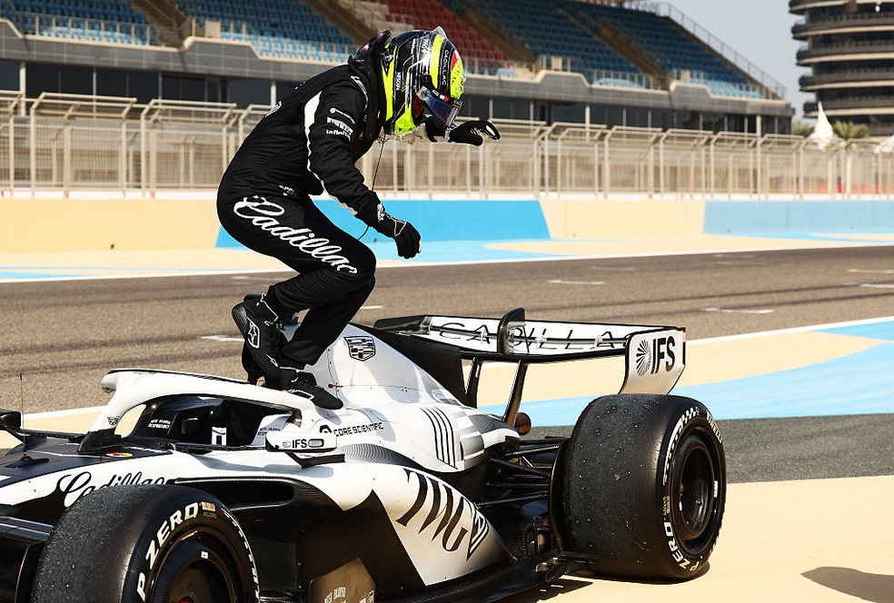Sergio Pérez pulando de carro da Cadillac na quinta-feira de testes da F1 2026, no Bahrein — Foto: Joe Portlock/Getty Images