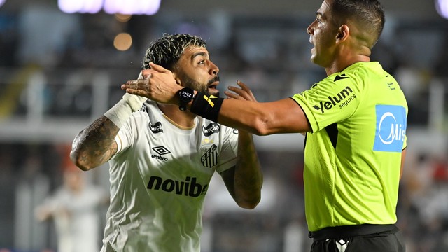 Gabigol reclama da anulação do gol com Bruno Arleu de Araújo