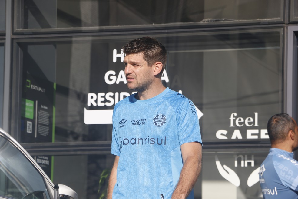 Kannemann com a delegação do Grêmio, em Curitiba — Foto: João Victor Teixeira