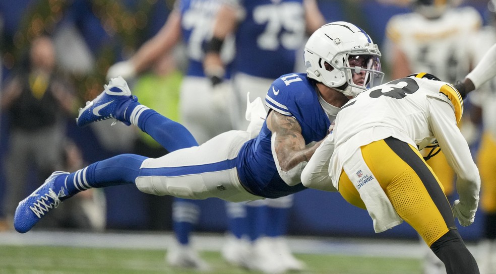 Michael Pittman Jr. é parado por Damontae Kazee (23), do Pittsburgh Steelers no jogo contra o Pittsburgh Steelers — Foto: Reuters