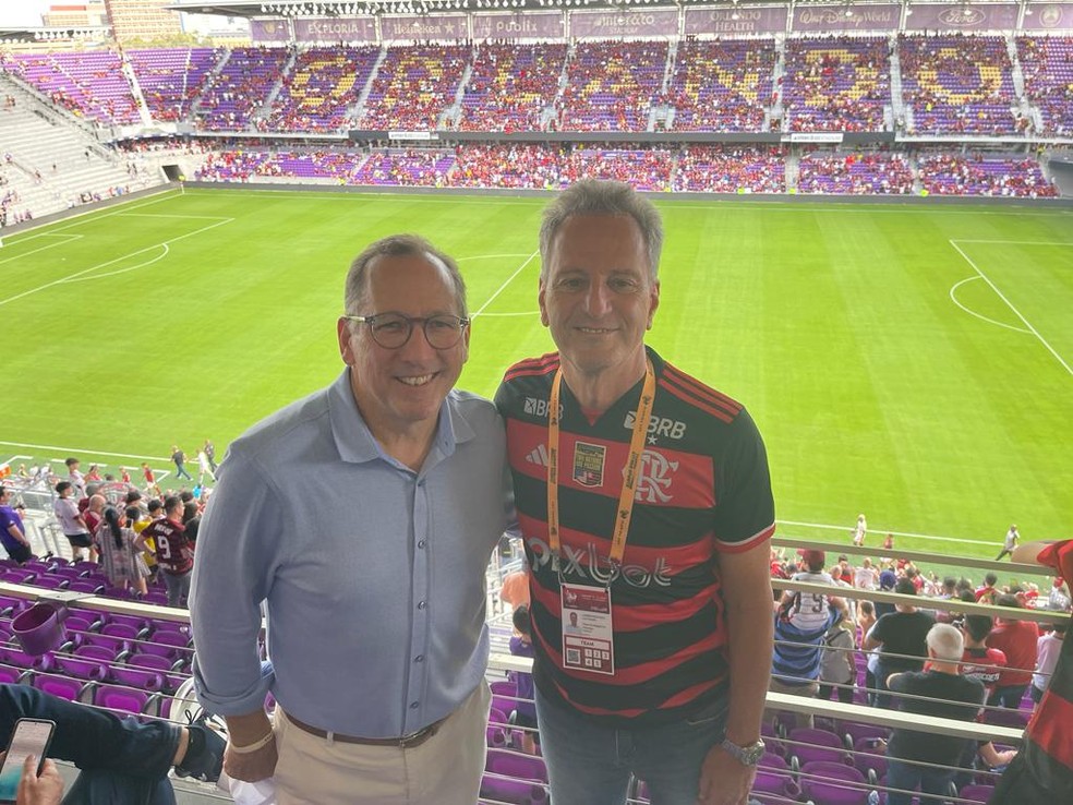 John Textor e Rodolfo Landim estão no Estádio do Orlando City para ver o amistoso do Flamengo — Foto: ge